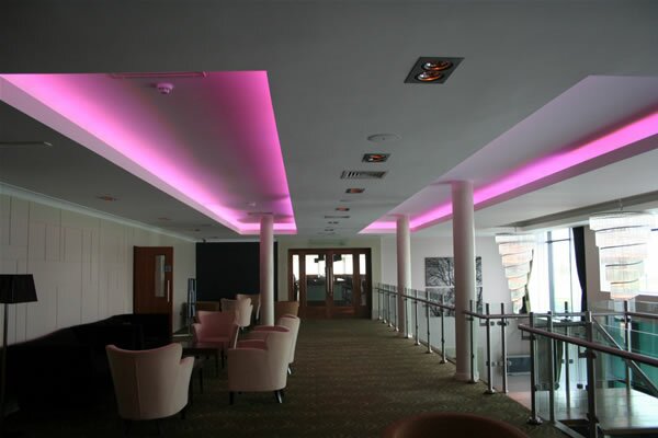 пример натяжного потолка со светодиодной подсветкой