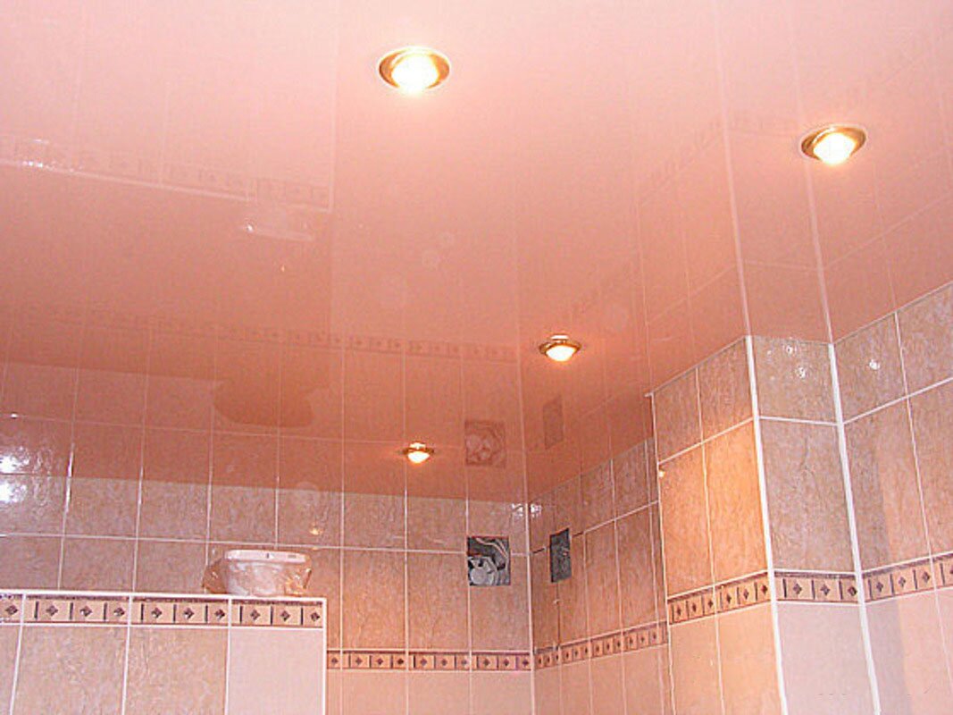 пример натяжного потолка в ванной